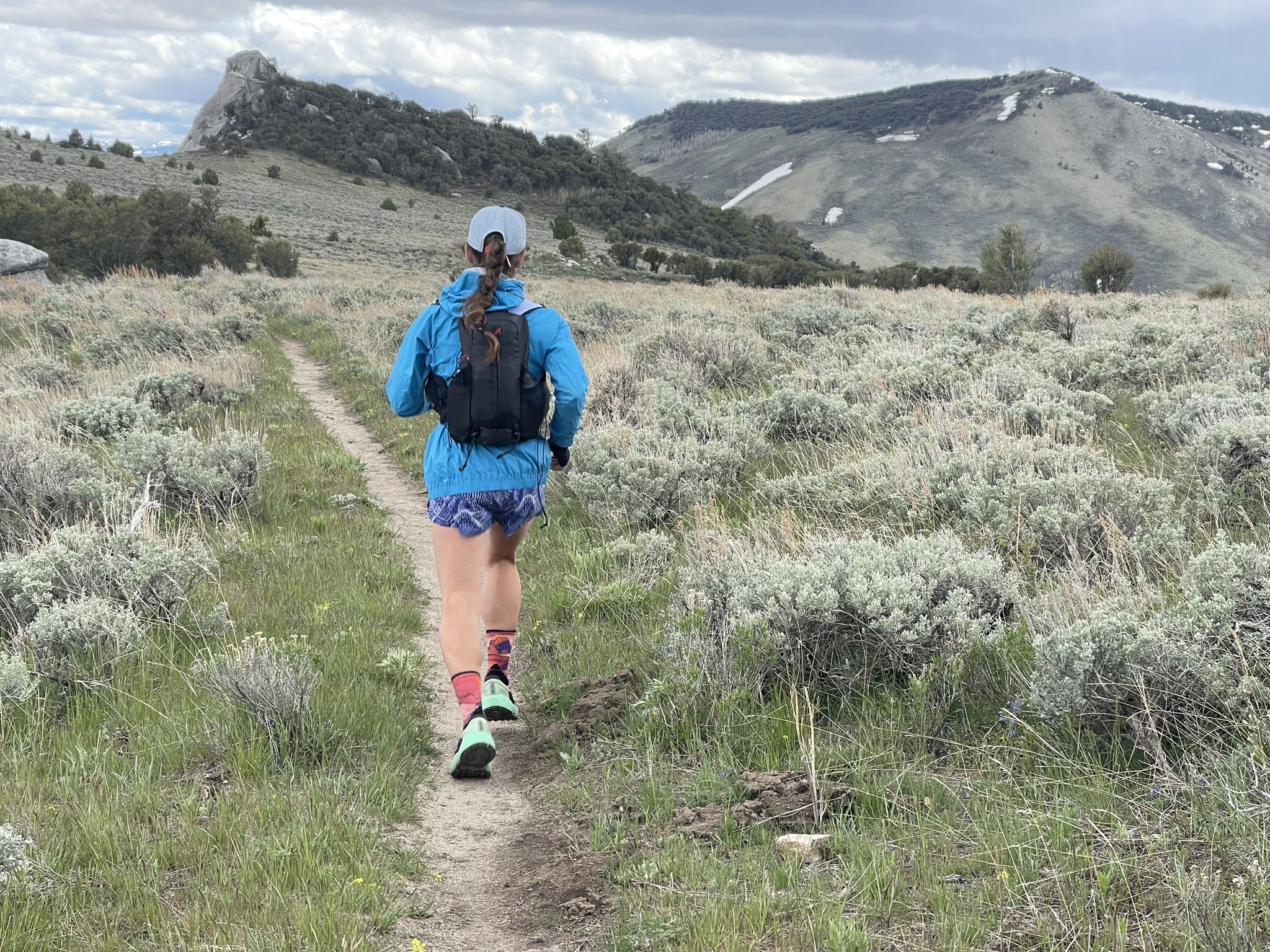 TRR Coach Dandelion Dilluvio-Scott trail running with her UltrAspire Legacy 3.0 Race Vest.