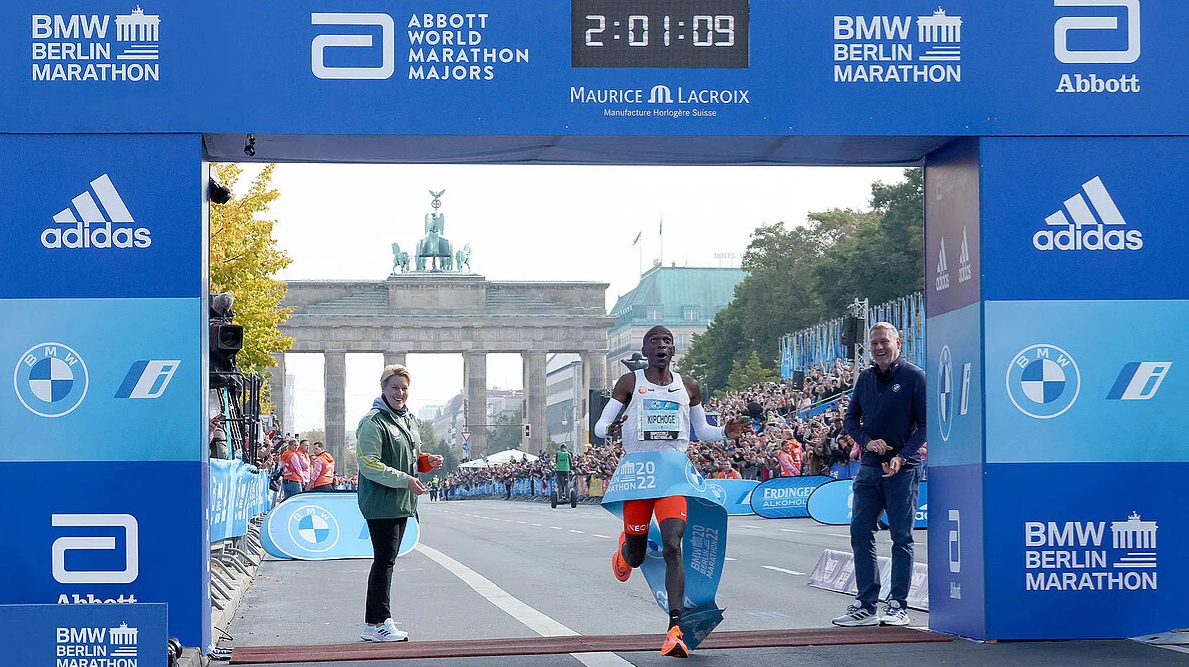 Eliud Kipchoge winning with a new World Record at the 2022 BMW Berlin Marathon! PC: SCC Events